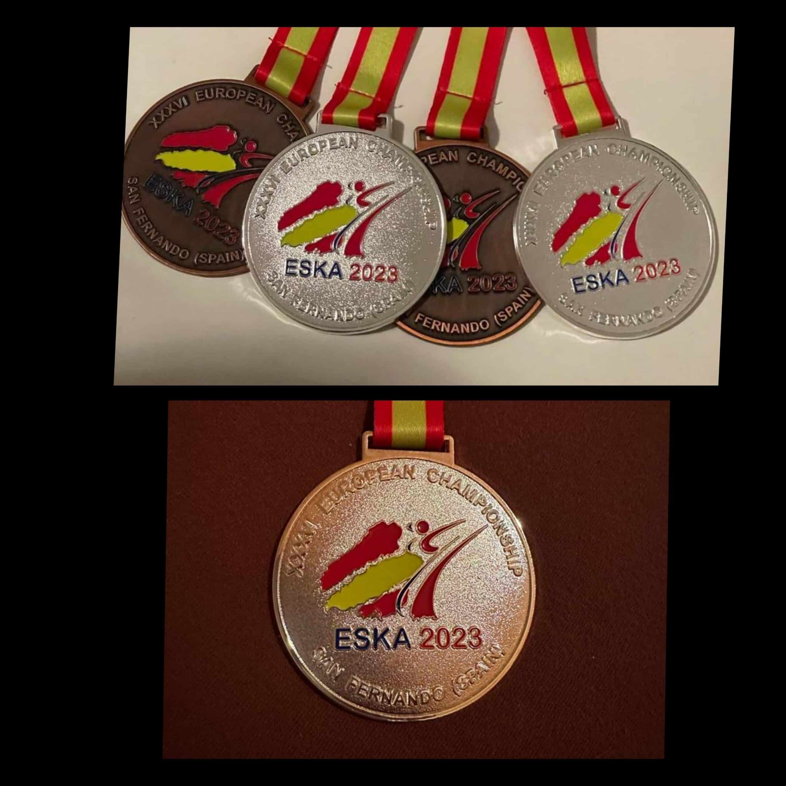 Karatekai Basel - Medaillen für Julie Stevens und Zora Schöpflin